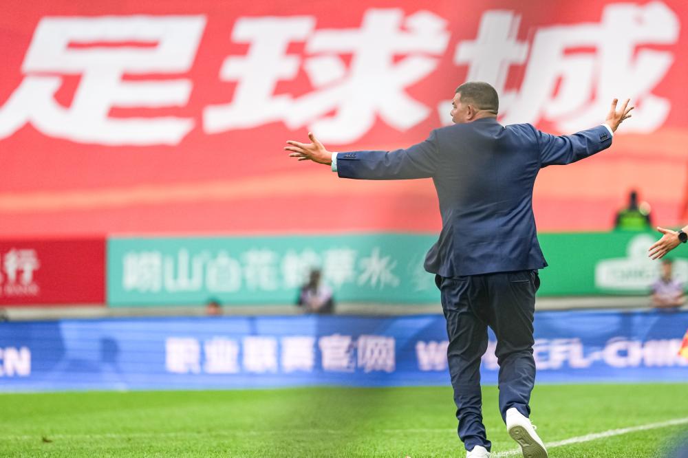 帕奎塔引领中场风采助力球队迎接新赛季挑战